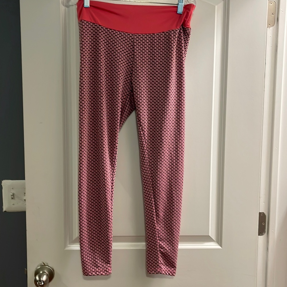 Amazon essential extra-large booty Poppin gray and pink workout leggings